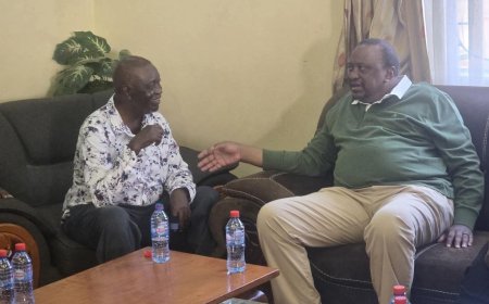 Uhuru Kenyatta Aonyesha Urafiki wa Dhati kwa Raila kwa Kubaki Bondo Baada ya Mazishi