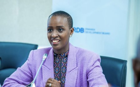 Minisitiri wa Siporo yiyemeje gufasha umwana wagaragaye akina umupira afite akaguru kamwe [Amashusho]