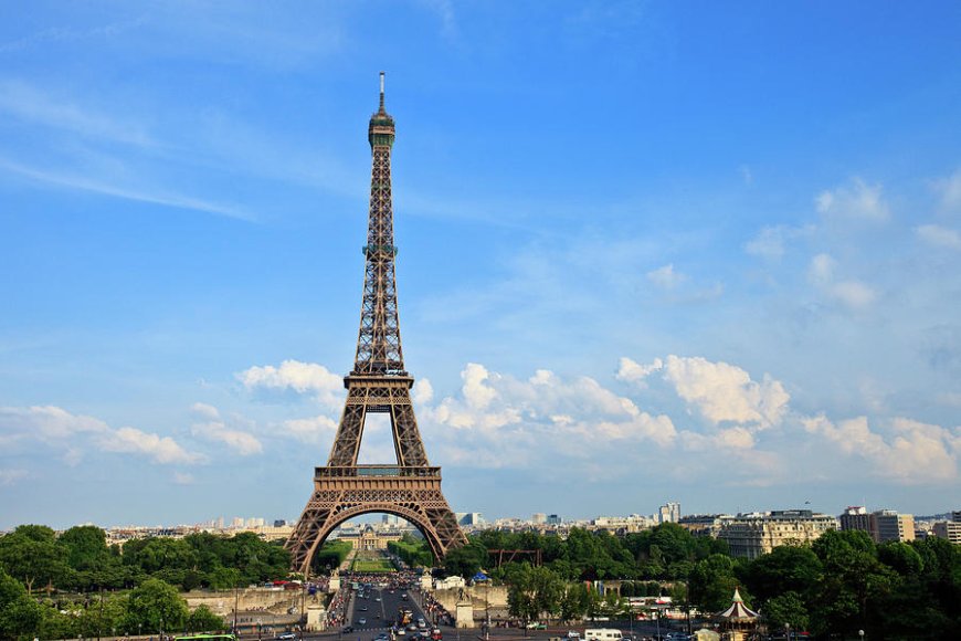 Lecornu’s Sudden Resignation Sparks Questions About Macron’s Leadership