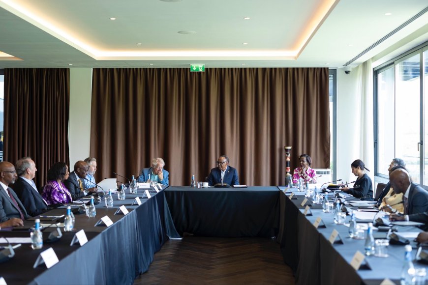 Perezida Kagame yaganiriye n'abajyanama be