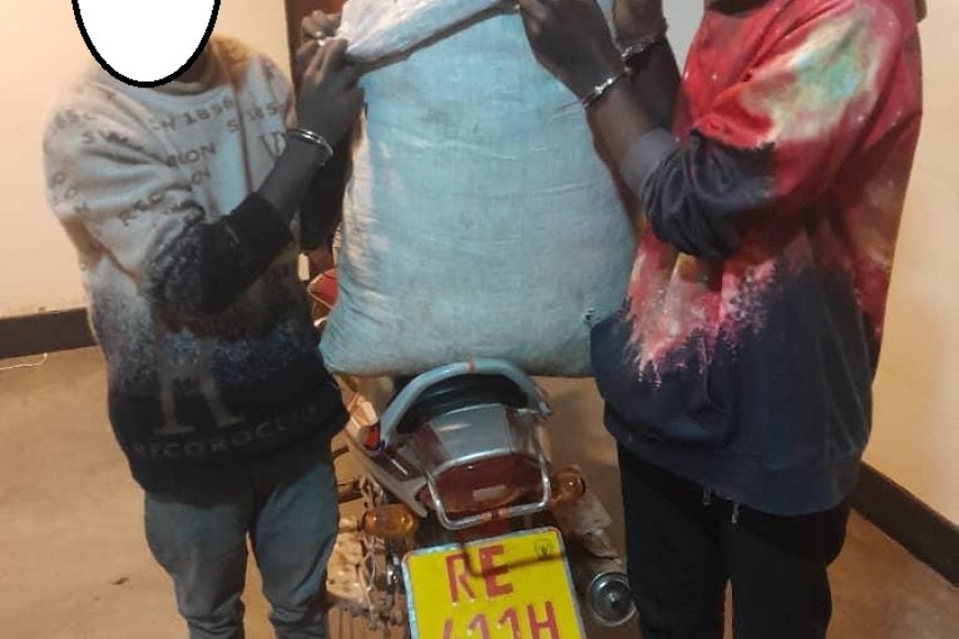 Kigali: Abagabo babiri baguwe gitumo batwaye urumogi kuri moto