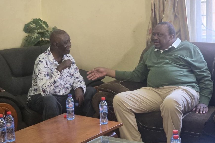 Uhuru Kenyatta Aonyesha Urafiki wa Dhati kwa Raila kwa Kubaki Bondo Baada ya Mazishi