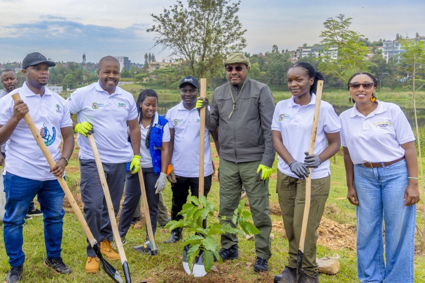 Uwahoze ari Minisitiri w’Intebe wa Ethiopia yifatanyije n’abatuye Gasabo mu muganda Rusange
