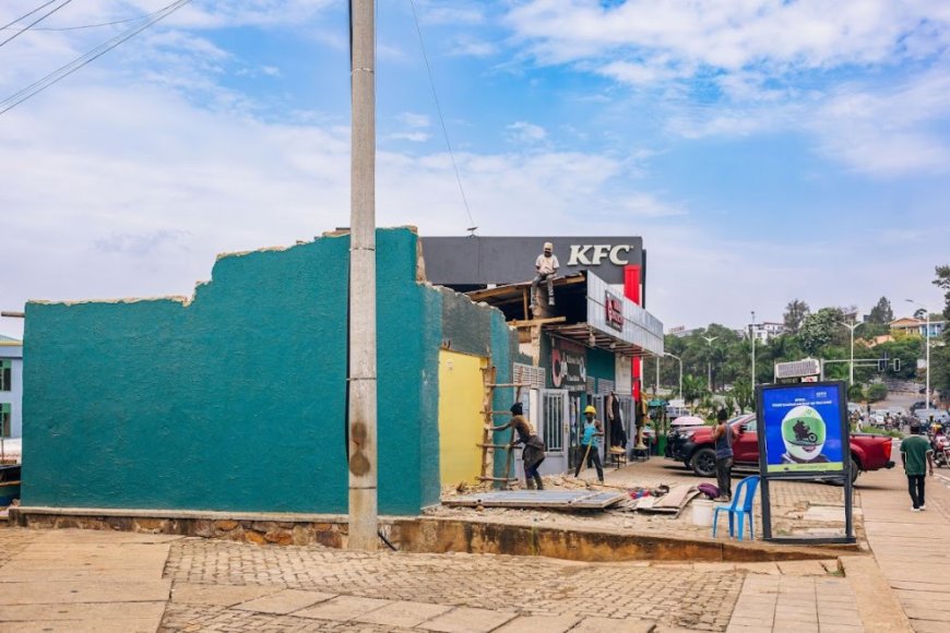 Giporoso:Ibikorwa byo gusenya inzu ziri ahazanyuzwa umuhanda wo mu kirere zatangiye gusenywa(Amafoto)