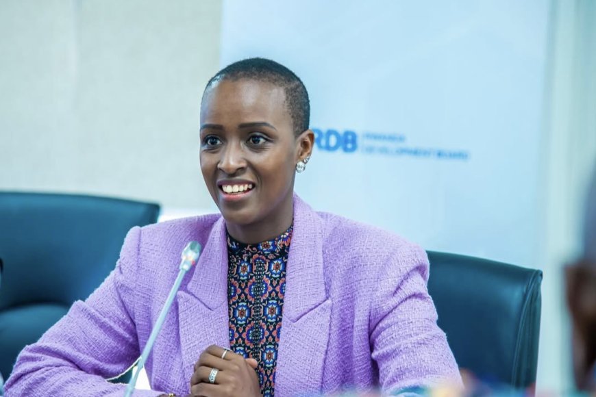 Minisitiri wa Siporo yiyemeje gufasha umwana wagaragaye akina umupira afite akaguru kamwe [Amashusho]