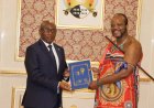 Amb. Col. (Rtd) Ndamage yashyikirije Umwami Mswati III impapuro zo guhagararira u Rwanda