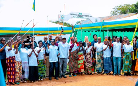 Huye: Abafite ubumuga bwo kutabona barenga 300 bahawe inkoni yera