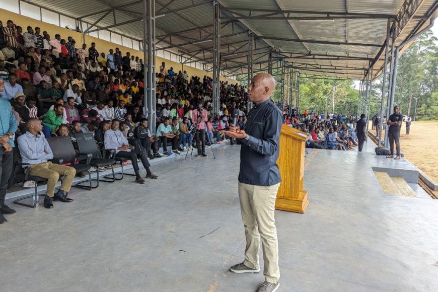UR Huye: Abanyeshuri bashya basabwe gukoresha ubumenyi bwabo mu kubaka igihugu