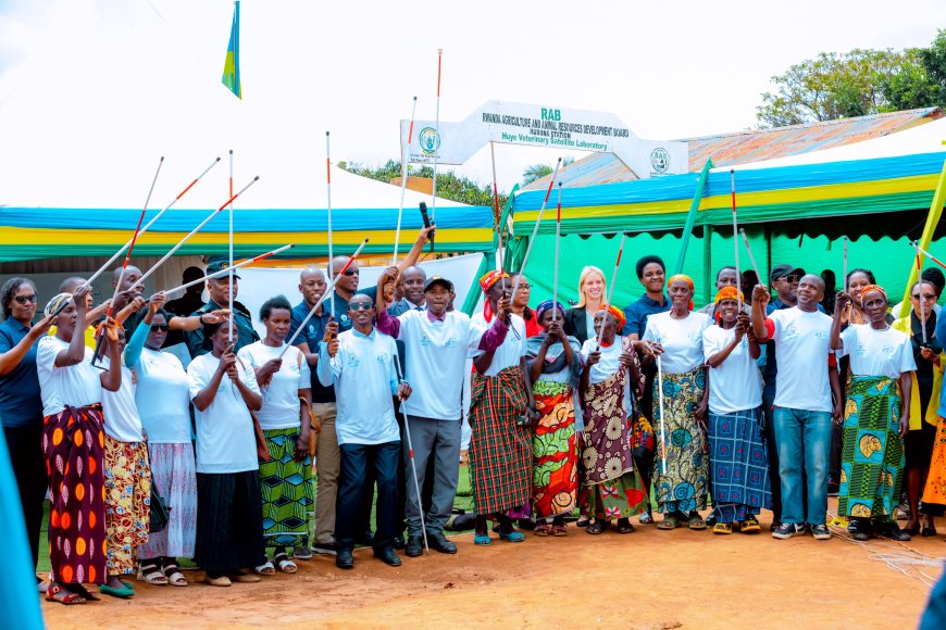 Huye: Abafite ubumuga bwo kutabona barenga 300 bahawe inkoni yera