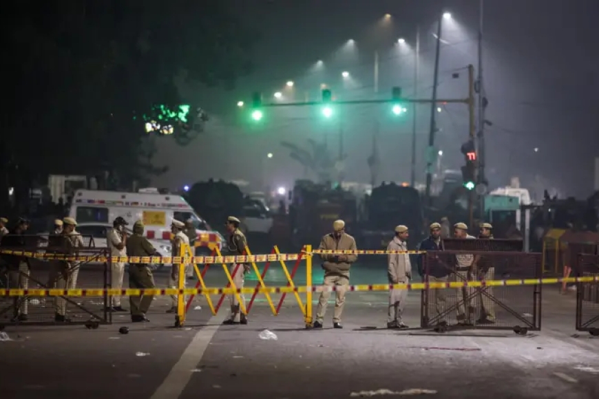 U Buhinde: Igisasu cyaturikiye mu modoka cyica abantu umunani