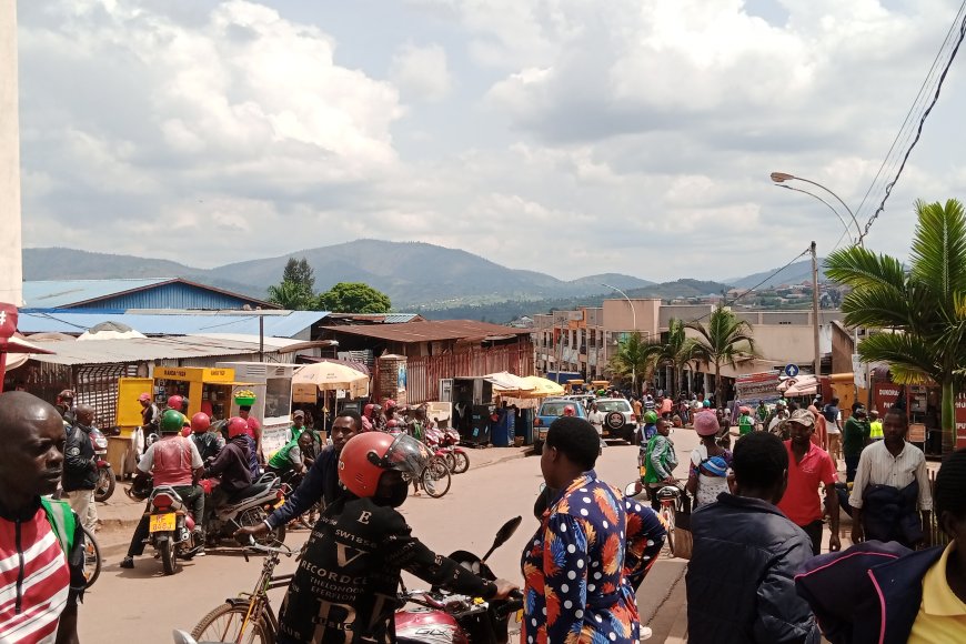 Huye: Ubuyobozi bwihanangirije abubaka mu kajagari