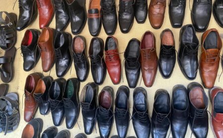 Muhanga: Urubyiruko rwihangiye imirimo rukora inkweto mu mapine ashaje