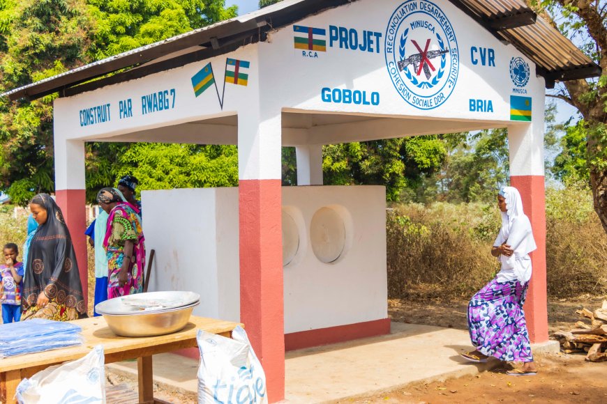 Ingabo z’u Rwanda muri Santarafurika zubakiye abaturage ifuru ibafasha kwihangira imirimo