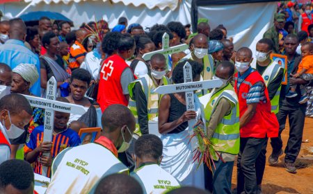 Ngoma: Abantu icyenda bishwe n'inkuba bashyinguwe, ubuyobozi bwizeza imiryango yabo kubaba hafi