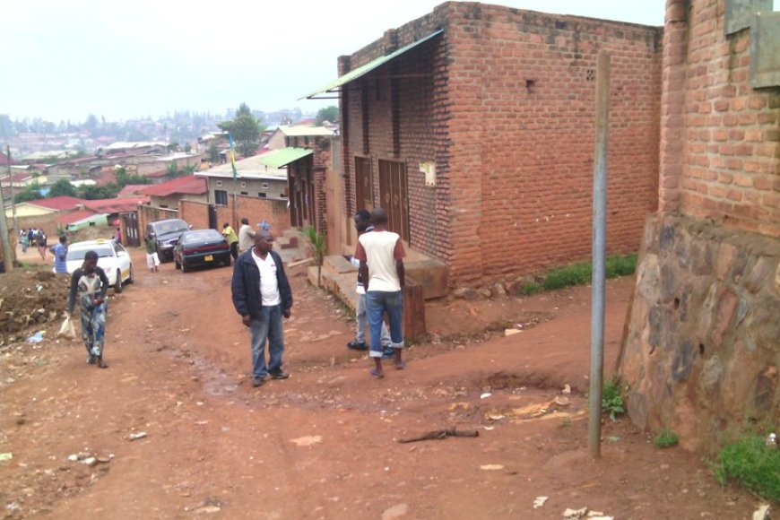 Nyakabanda: Mudugudu yakubise umugore we amuziza kumusanga mu kabari