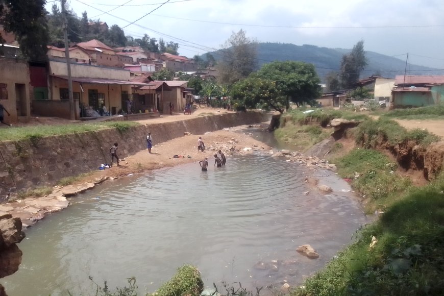 Gitega: Impungenge ku bana batoroka ishuri bakajya koga muri mpazi ahari gaz