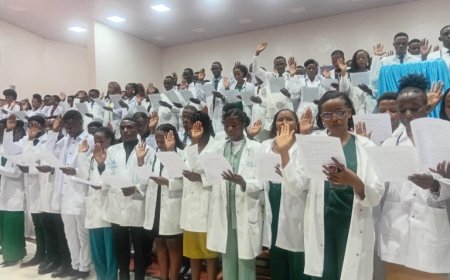 Mumenye ko ubuvuzi bwa mbere umurwayi abona buhera ku kizere abagirira nk’abaganga — Dr Muhizi Charles