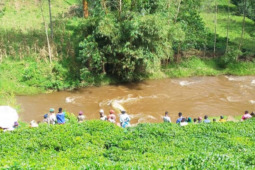 Nyamasheke: Amazi y'imvura yangije ikiraro, abanyeshuri babura aho bambukira bavuye ku ishuri