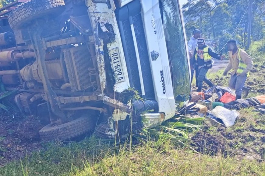 Nyamasheke: Impanuka y'ikamyo yakomerekeyemo abantu 16