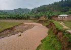 Karongi: Batewe impungenge n’amazi y’umugezi ari kubasenyera