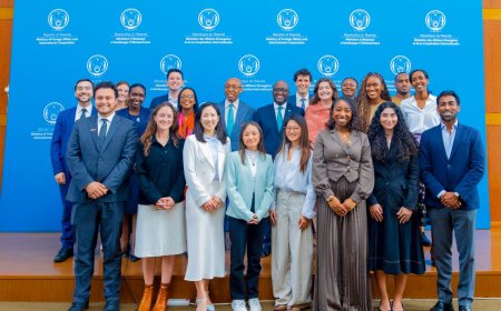 Min. Nduhungirehe yakiriye abanyeshuri ba Tufts University baganira kuri politiki y’u Rwanda mu mahanga