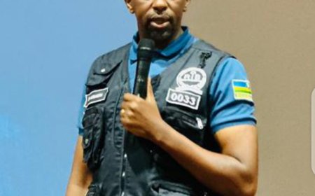 B. Thierry yasabye abanyeshuri ba Kaminuza kwitondera ikoreshwa ry’imbuga nkoranyambaga