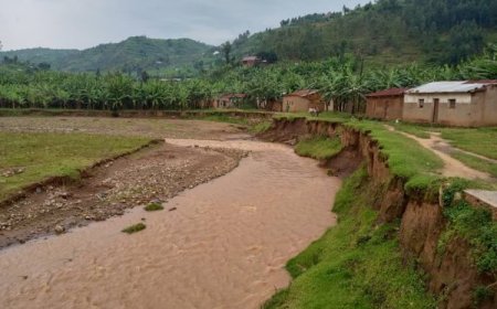 Karongi: Batewe impungenge n’amazi y’umugezi ari kubasenyera