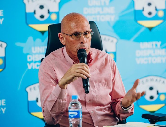 Perezida wa FERWAFA yatangaje ibintu byagendeweho bahitamo Stephen Costantine