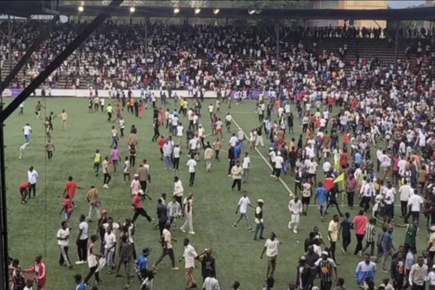 Akavuyo n’urugomo byatumye umukino uhagarara, ikipe imwe isiga Bisi itaha n'amaguru