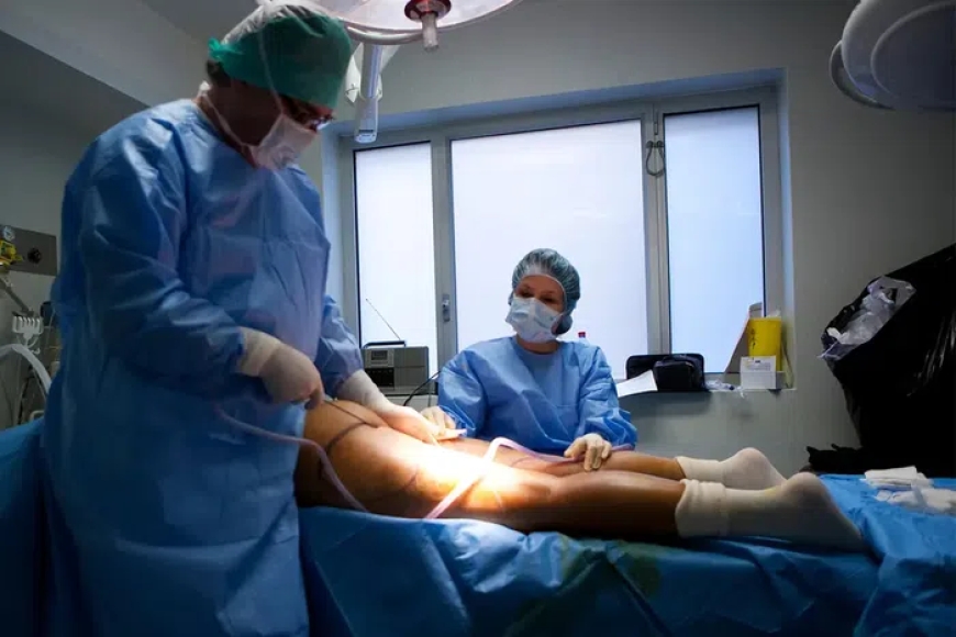 Umukobwa yaguye ku iseta bari kumwongerera amabuno