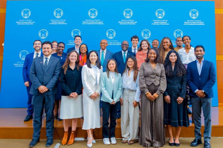 Min. Nduhungirehe yakiriye abanyeshuri ba Tufts University baganira kuri politiki y’u Rwanda mu mahanga