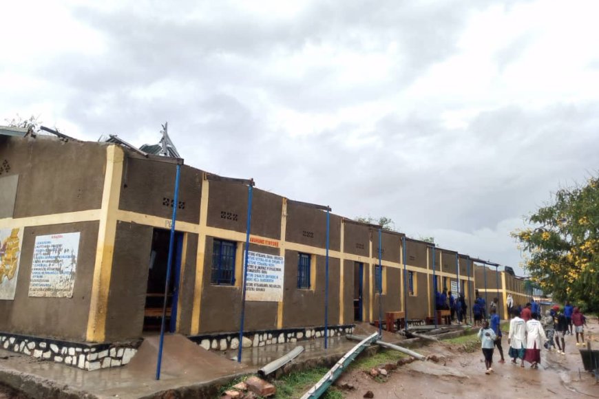 Kayonza: Imvura yasenye inzu nyinshi n'ibyumba by'amashuri (Amafoto)