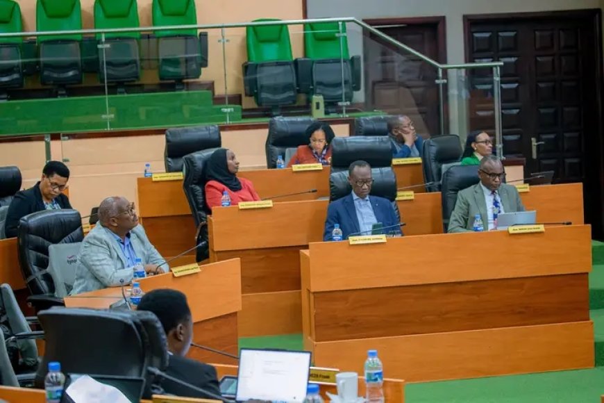 Abasenateri bagaragaje ibibazo byugarije umuryango