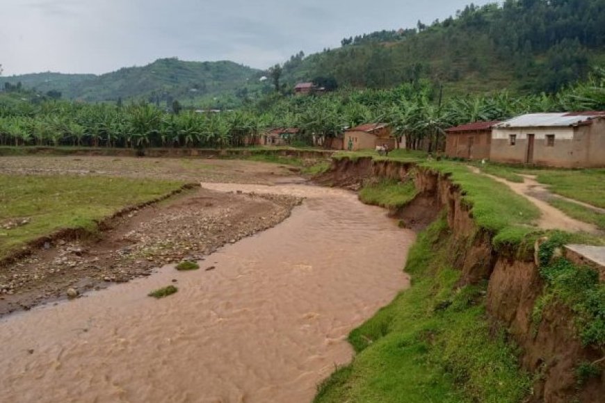 Karongi: Batewe impungenge n’amazi y’umugezi ari kubasenyera