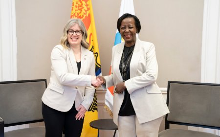Louise Mushikiwabo yakiriye intumwa ya Canada baganira ku guteza imbere urubyiruko