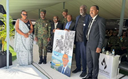 TIito Rutaremara yashimye Muhima yakoze igihangano cy’ubugeni kigaragaza ubutwari bwa Perezida Kagame