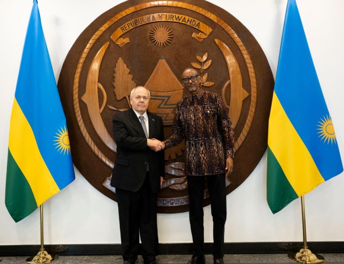 Perezida Kagame yakiriye Dani Dayan baganira ku kwibuka Jenoside hubakwa ubumwe