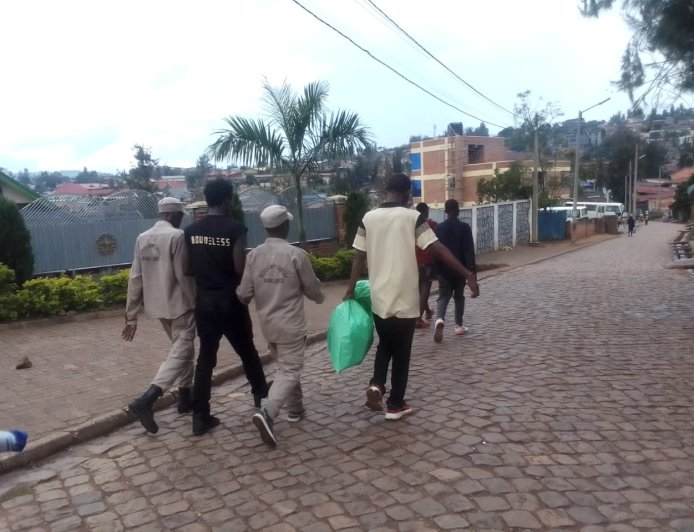 Nyakabanda: Babiri bitwaje ibyuma bafatiwe mu duka ku manywa bagiye kwiba