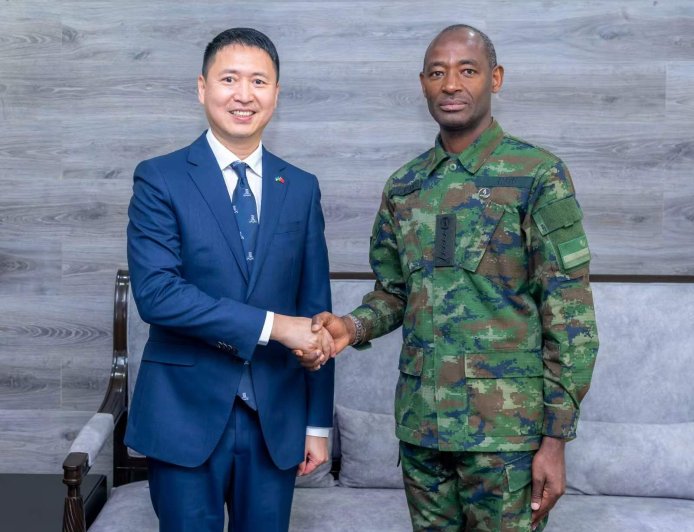 Ambasaderi w’u Bushinwa yaganiriye na Gen. Mubarakh ku bufatanye mu bya gisirikare