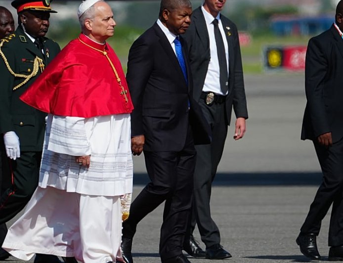 Papa Leo XIV yageze muri Angola asaba abanyapolitiki kwirinda kwishora mu ntambara