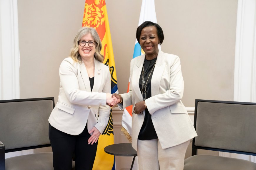 Louise Mushikiwabo yakiriye intumwa ya Canada baganira ku guteza imbere urubyiruko