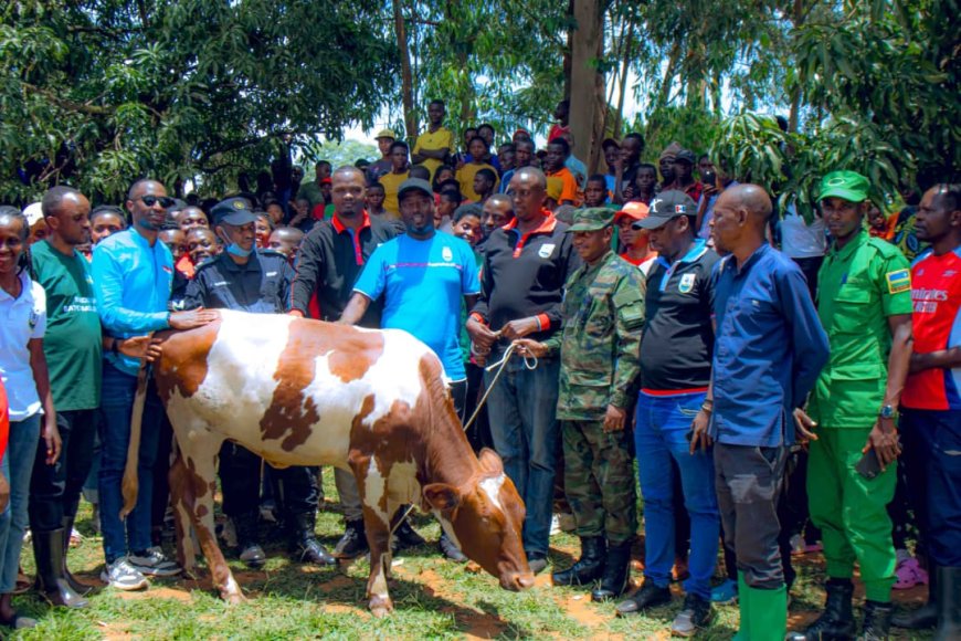 Urubyiruko rwagabiye inka uwagize uruhare mu rugamba rwo guhagarika Jenoside yakorewe Abatutsi mu 1994