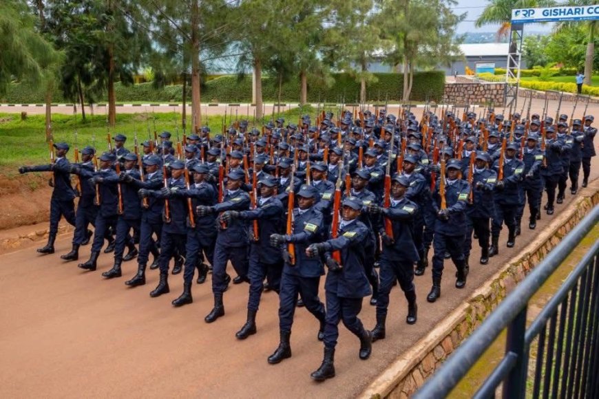 Perezida Kagame yazamuye mu ntera Abapolisi 5746 barimo 5 bahawe ipeti rya CP