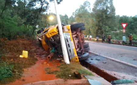 Kirehe: Ikamyo yakoze Impanuka, bihutira kujya kudaha amavuta yamennye mu muhanda