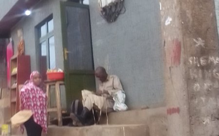Rwezamenyo:  Umunyerondo adodera inkweto ku muhanda yambaye imyenda y’akazi