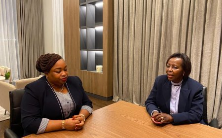 Louise Mushikiwabo yaganiriye na Minisitiri w’uburezi muri Gabon ku guteza imbere ikoranabuhanga mu rubyiruko