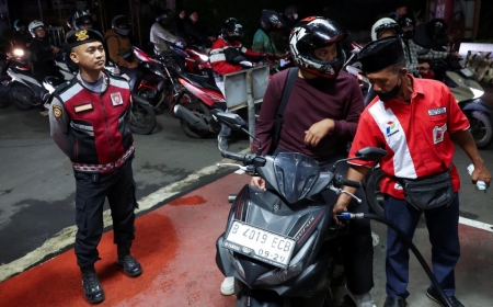 Indonesia rupiah falls to record low as president downplays currency concerns