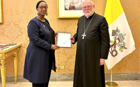 Ambasaderi Urujeni yatanze kopi z’impapuro zimwemerera guhagararira u Rwanda i Vatican