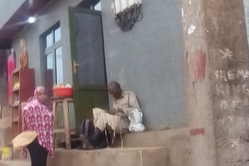 Rwezamenyo:  Umunyerondo adodera inkweto ku muhanda yambaye imyenda y’akazi