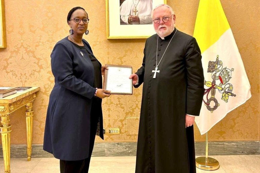 Ambasaderi Urujeni yatanze kopi z’impapuro zimwemerera guhagararira u Rwanda i Vatican